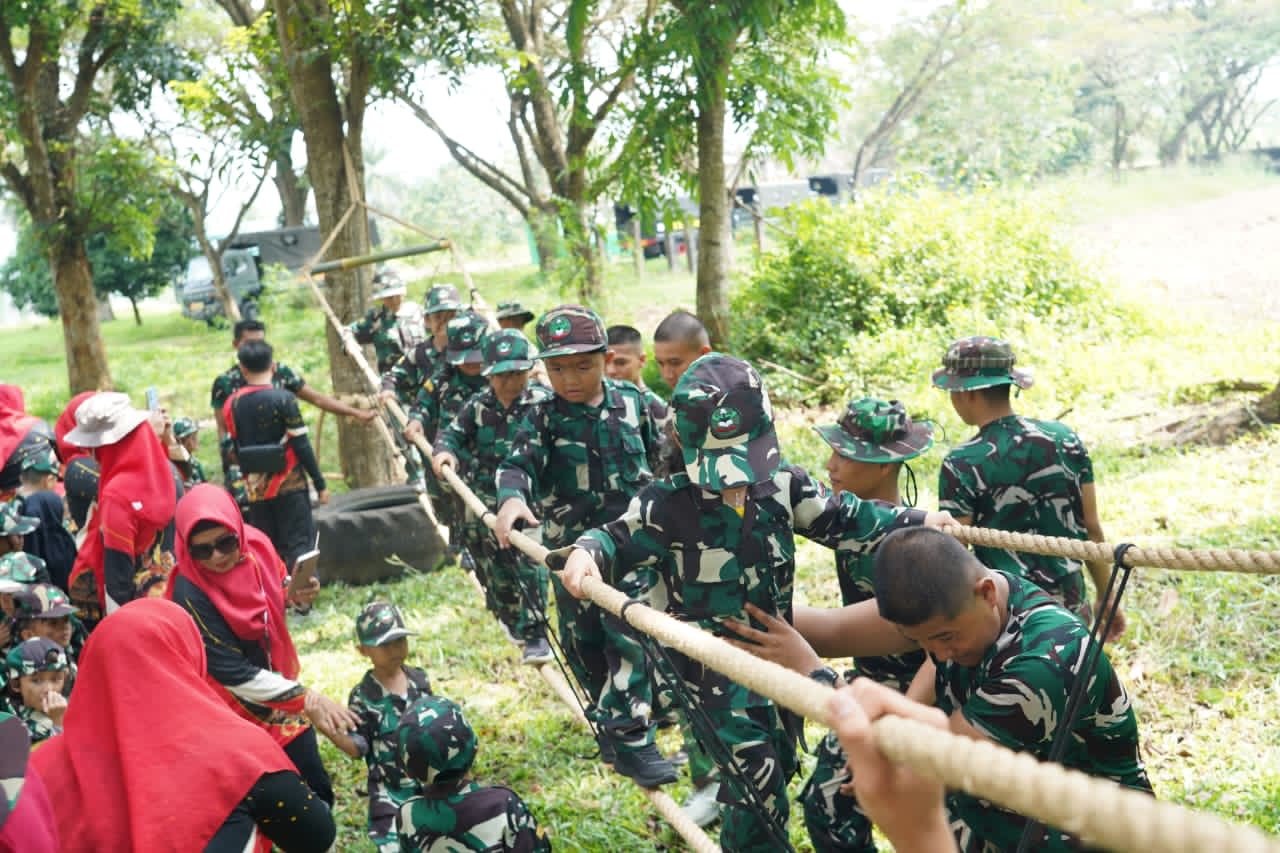 Perkuat Karakter Siswa, Ibu Abrita Kumarri Dewi Buka LDK di Mayonif 143 ...